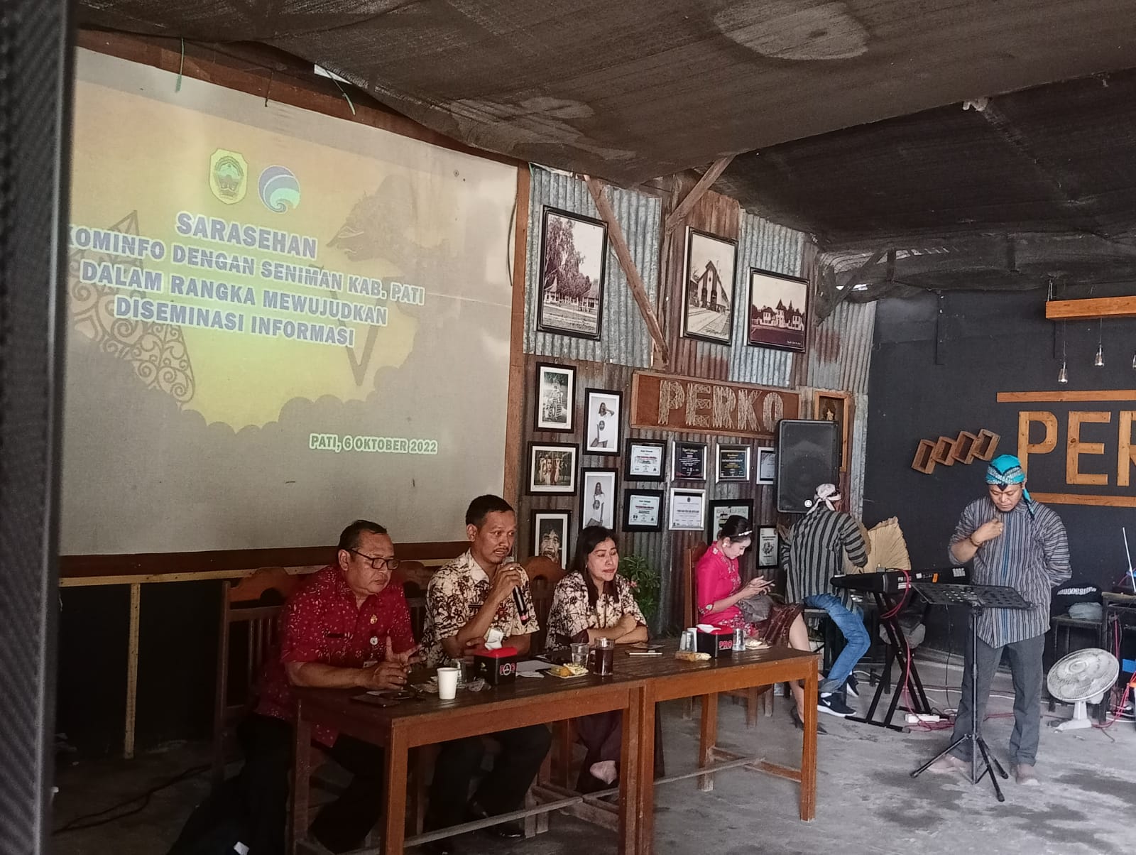 berlangsung sarasehan Diskominfo dengan pelaku seni dari FK Metra Kabupaten Pati di Kedai Perko, Kamis (6/10/2022)