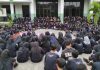 Tampak siswa-siswi sedang berkumpul saling melingkar