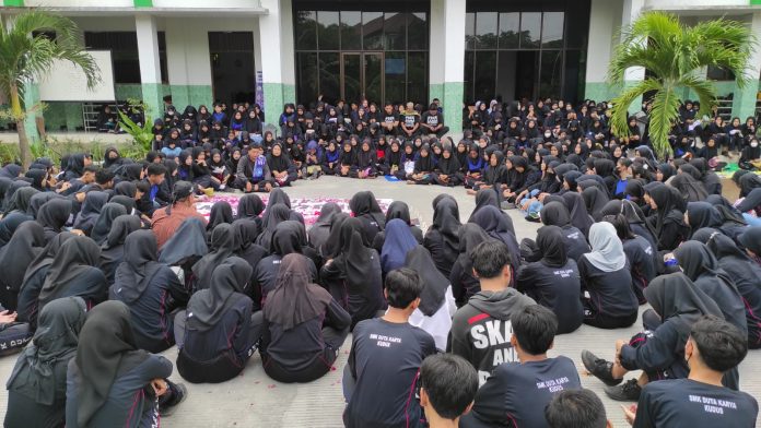 Tampak siswa-siswi sedang berkumpul saling melingkar Tampak siswa-siswi sedang berkumpul saling melingkar