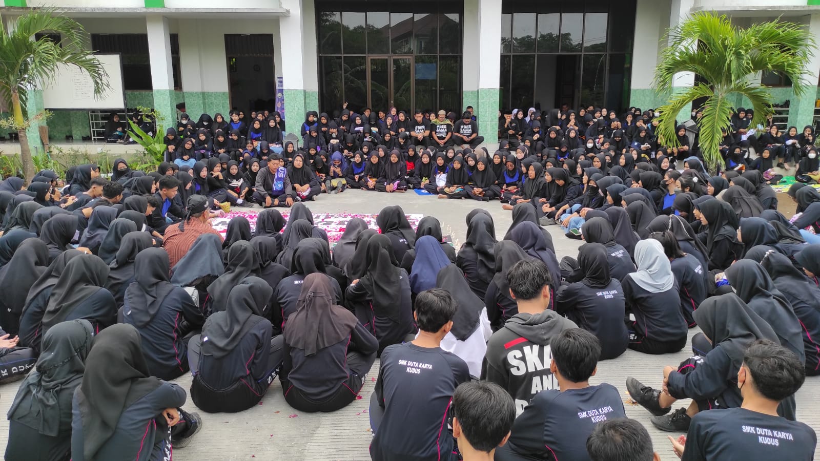 Tampak siswa-siswi sedang berkumpul saling melingkar