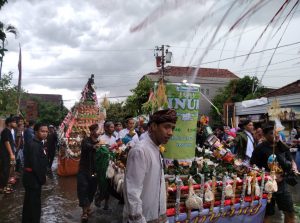 Antusiasme masyarakat mengikuti Festival Ampyang Desa Loram Kulon Kabupaten Kudus meski sempat diguyur hujan es batu