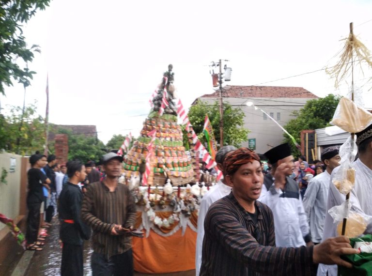 Meriahnya Festival Ampyang Maulid Kudus Meski Diguyur Hujan Es Batu