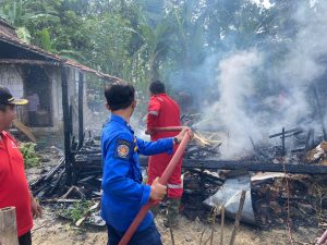Petugas Damkar tengah memadamkan kobaran api milik Paijan warga Desa Sarimulyo, Winong, Pati, Sabtu (8/10/2022)