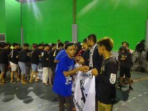 Foto bersama para suporter Muria Raya di GOR Wergu Wetan atas kesepakatan misi perdamaian