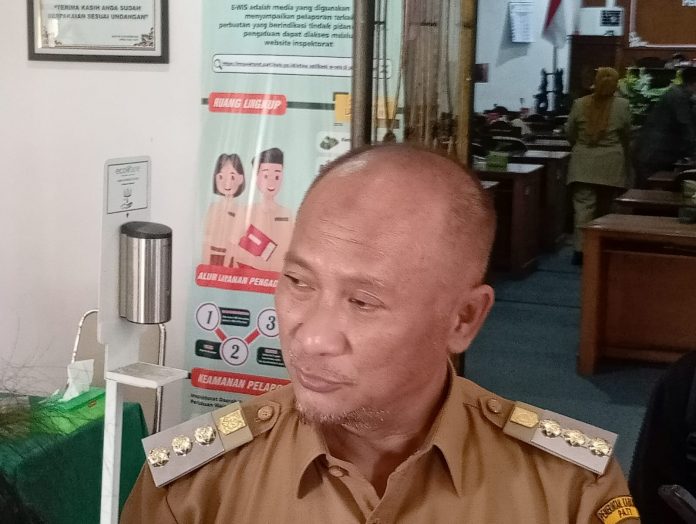 Penjabat (Pj) Bupati Pati, Henggar Budi Anggoro menjawab pertanyaan wartawan, Senin (10/10/2022)