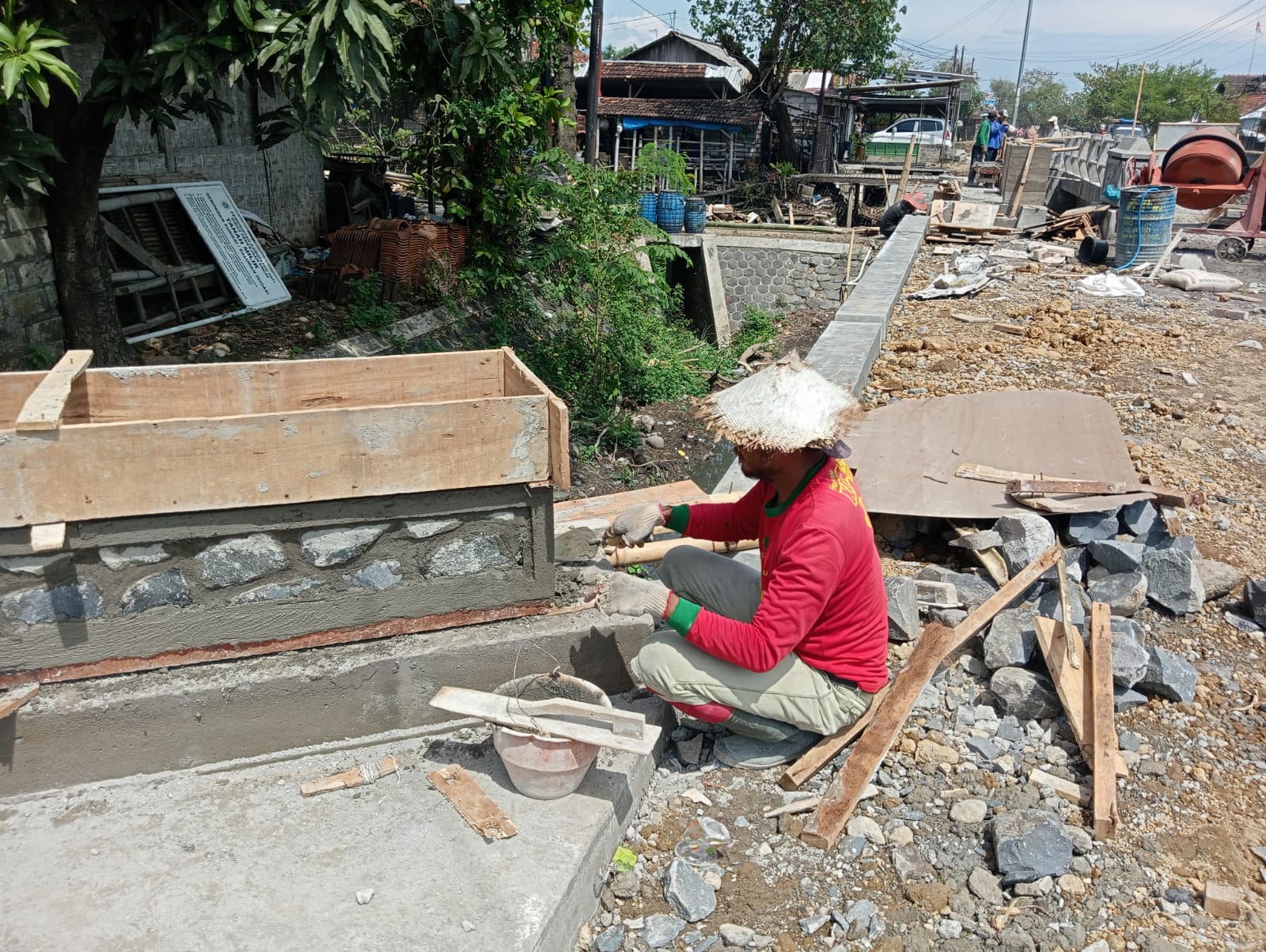 Tampak seorang tukang tengah mengerjakan pembangunan jembatan kembar di Desa Langgenharjo, Kecamatan Juwana Pati