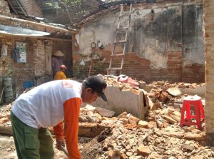 Rumah milik Suharyanto warga Singocandi yang dibongkar