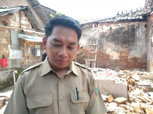 Kepala Desa Singocandi Hendra Rizqi Aprilyanto saat berada di rumah tak layak huni