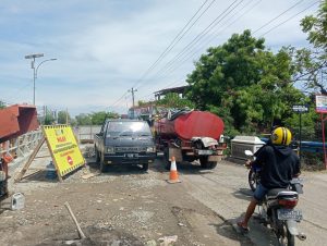 Tampak sejumlah kendaraan melintasi jembatan kembar