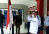 Satu narapidana teroris (Napiter), AB, melakukan penghormatan dan mencium bendera merah putih saat sebelum meninggalkan Lapas Pati yang dirinya dibebaskan bersyarat