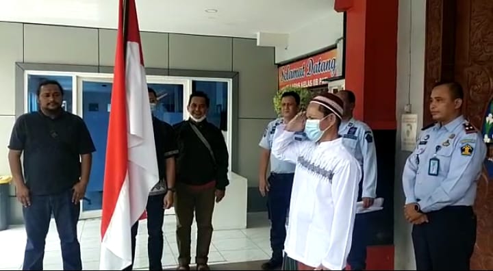 Satu narapidana teroris (Napiter), AB, melakukan penghormatan dan mencium bendera merah putih saat sebelum meninggalkan Lapas Pati yang dirinya dibebaskan bersyarat