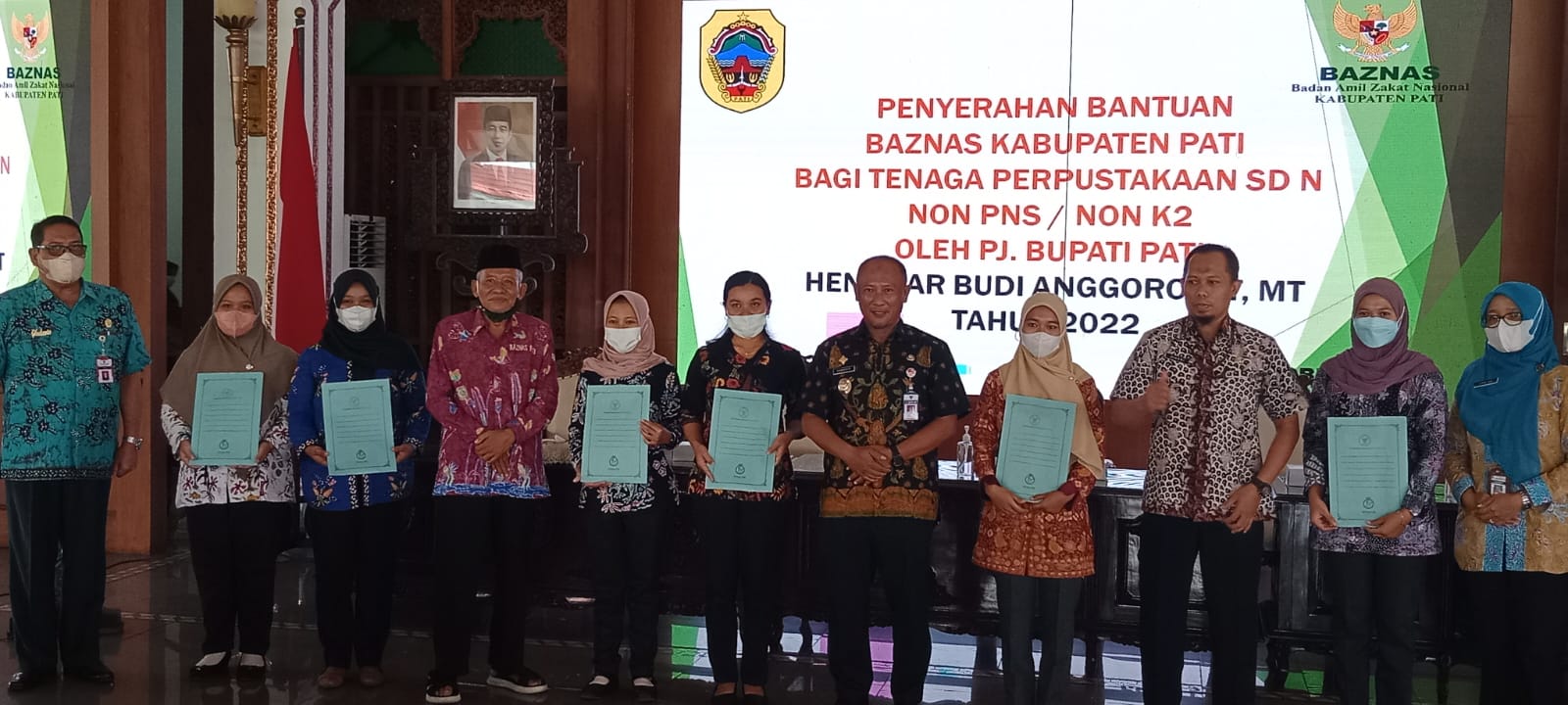 Penjabat (Pj) Bupati, Henggar Budi Anggoro saat memberikan bantuan simbolis bagi tenaga perpustakaan non PNS