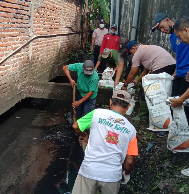 Antisipasi Banjir PT Pura Group Bersama Warga Kerja Bakti di Jati Wetan Kudus