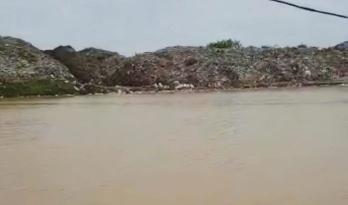 Saat hujan, TPA Plosojenar menimbulkan limbah yang bercampur dengan air hujan Saat hujan, TPA Plosojenar menimbulkan limbah yang bercampur dengan air hujan