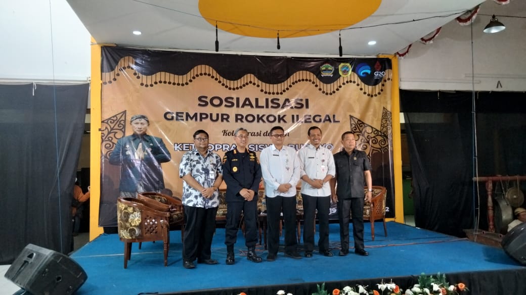 Foto bersama dari stakeholder terkait saat sosialisasi gempur rokok ilegal di Plaza Pragolo Pati, Rabu (19/10/2022)