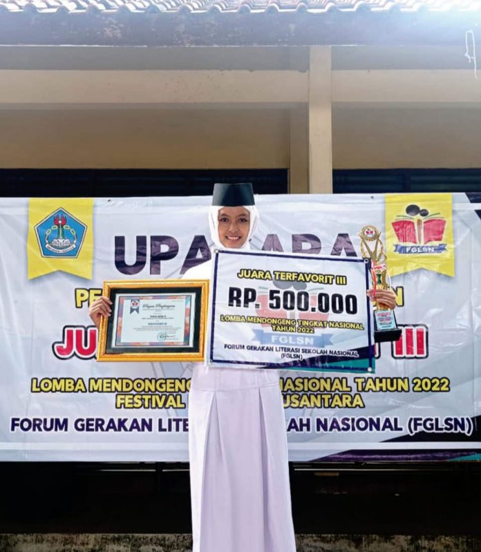 Rana Azalia, kelas IX A SMP Negeri 1 Sukolilo meraih juara favorit III lomba Mendongeng FGLSN Tahun 2022