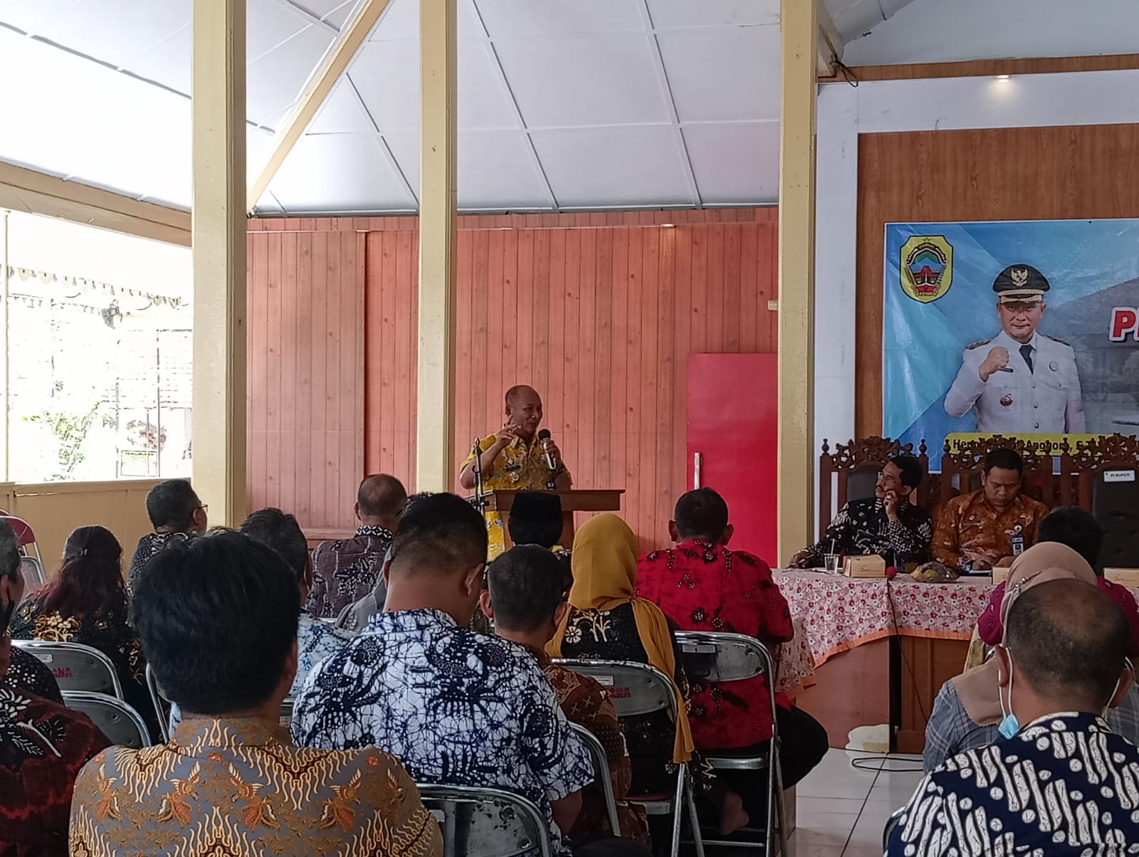 Pj Bupati Pati saat berdiskusi dengan Kades se-Kecamatan Juwana, Jumat (21/10 /2022)