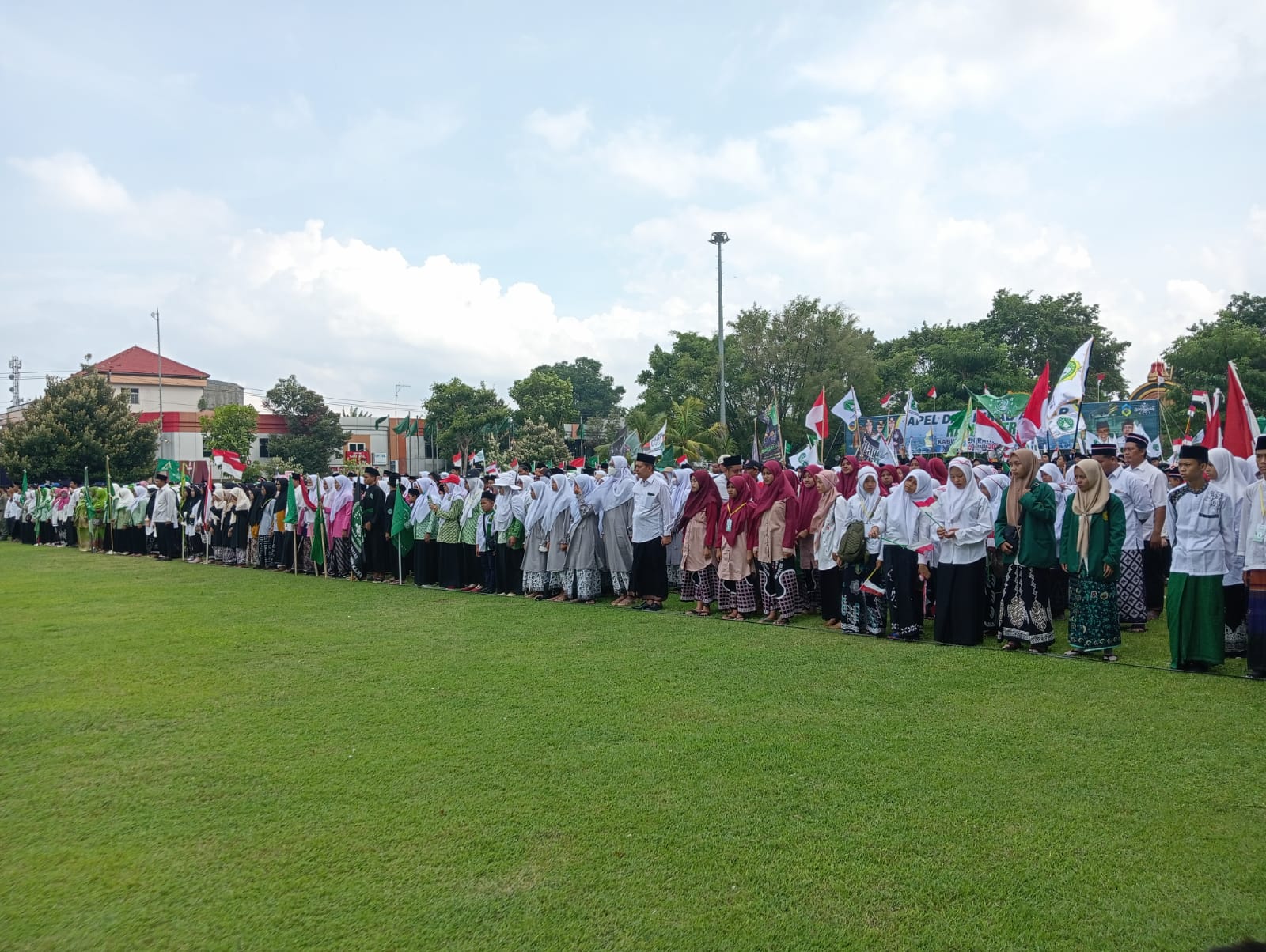 Tampak santri berjajar secara tertib memenuhi Alun-alun Pati mengikuti upacara dan kirab dalam peringatan Hari Santri Nasional tahun 2022