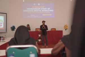 Tampak Owner Alammu Parijotho Triyanto menyampaikan materi digital marketing