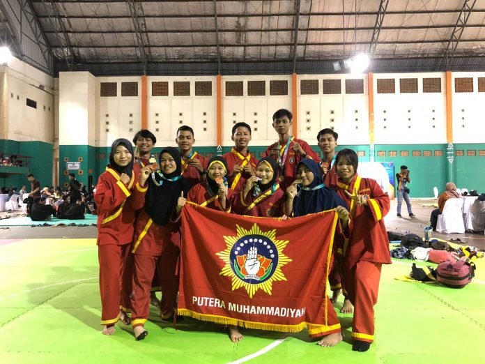 Delapan mahasiswa yang menyabet gelar juara pencak silat nasional