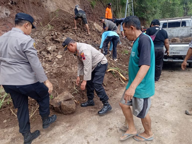 Masyarakat Desa Rahtawu bersama Aparat Kerja Bakti Evakuasi Bencana Tanah Longsor