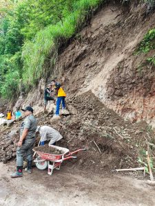 Tampak aparat gabungan membantu masyarakat evakuasi tanah longsor di Desa Rahtawu Kudus