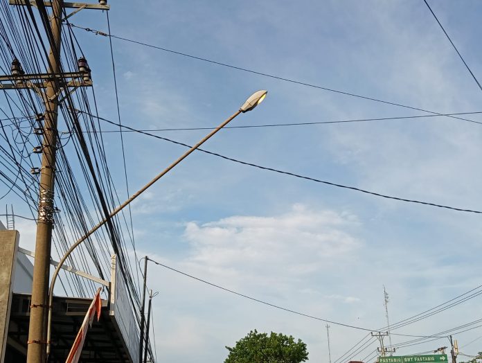 Ilustrasi lampu penerangan jalan Ilustrasi lampu penerangan jalan