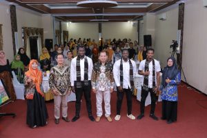 Rektor Universitas Muhammadiyah Kudus Rusnoto bersama tiga mahasiswa asing