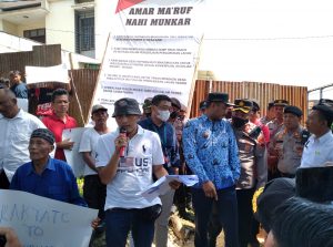 Puluhan warga Desa Papringan melakukan aksi demo terhadap pembangunan pabrik yang akan dibangun