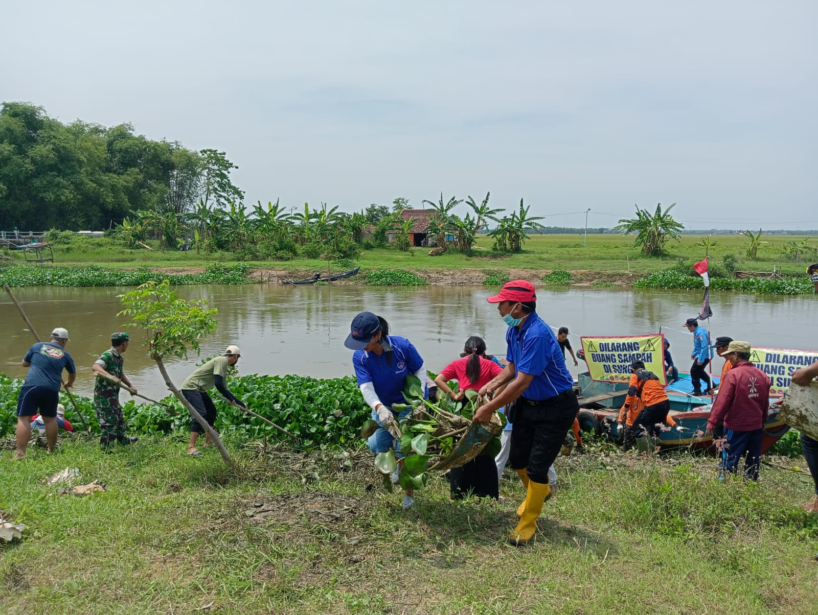 Aksi bersih Sungai Juwana oleh lintas golongan di sekitaran Jembatan Sampang, Desa Purworejo, Kecamatan Pati, Sabtu (29/10/2022)