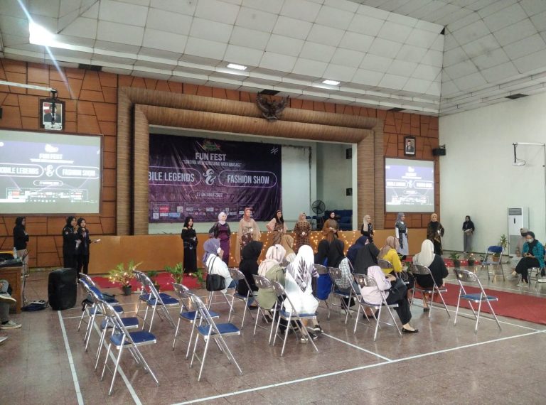 Latih Kreativitas, FKIP UMK Gelar Fashion Show Batik Kudus