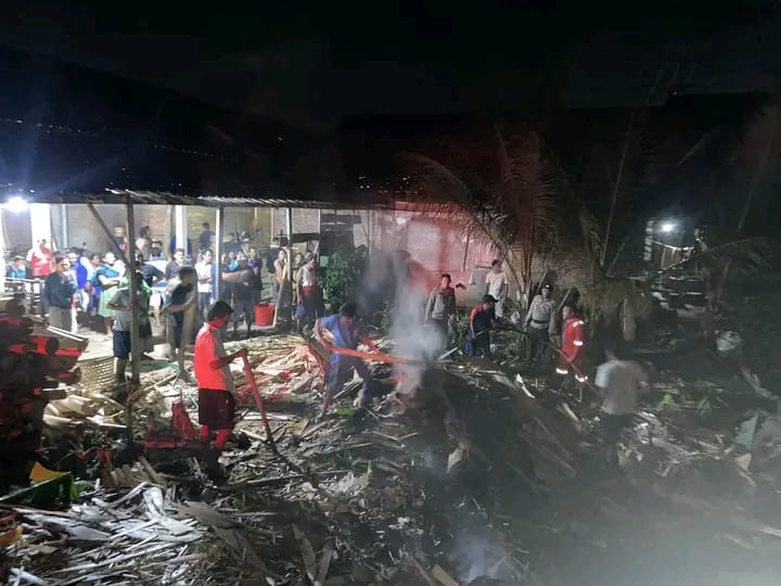 Anggota Damkar bersama masyarakat berjibaku memadamkan api di Jatiroto, Kayen, Minggu (30/10/2022) petang