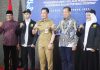 Rektor UMKU Dr Rusnoto bersama Bupati Kudus Hartopo dan perwakilan Mahasiswa KKN UMKU
