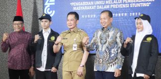 Rektor UMKU Dr Rusnoto bersama Bupati Kudus Hartopo dan perwakilan Mahasiswa KKN UMKU