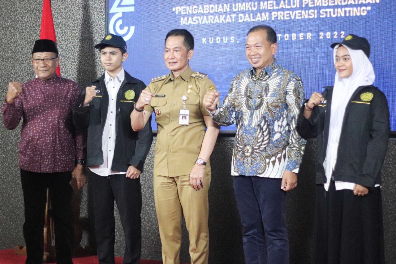 Rektor UMKU Dr Rusnoto bersama Bupati Kudus Hartopo dan perwakilan Mahasiswa KKN UMKU