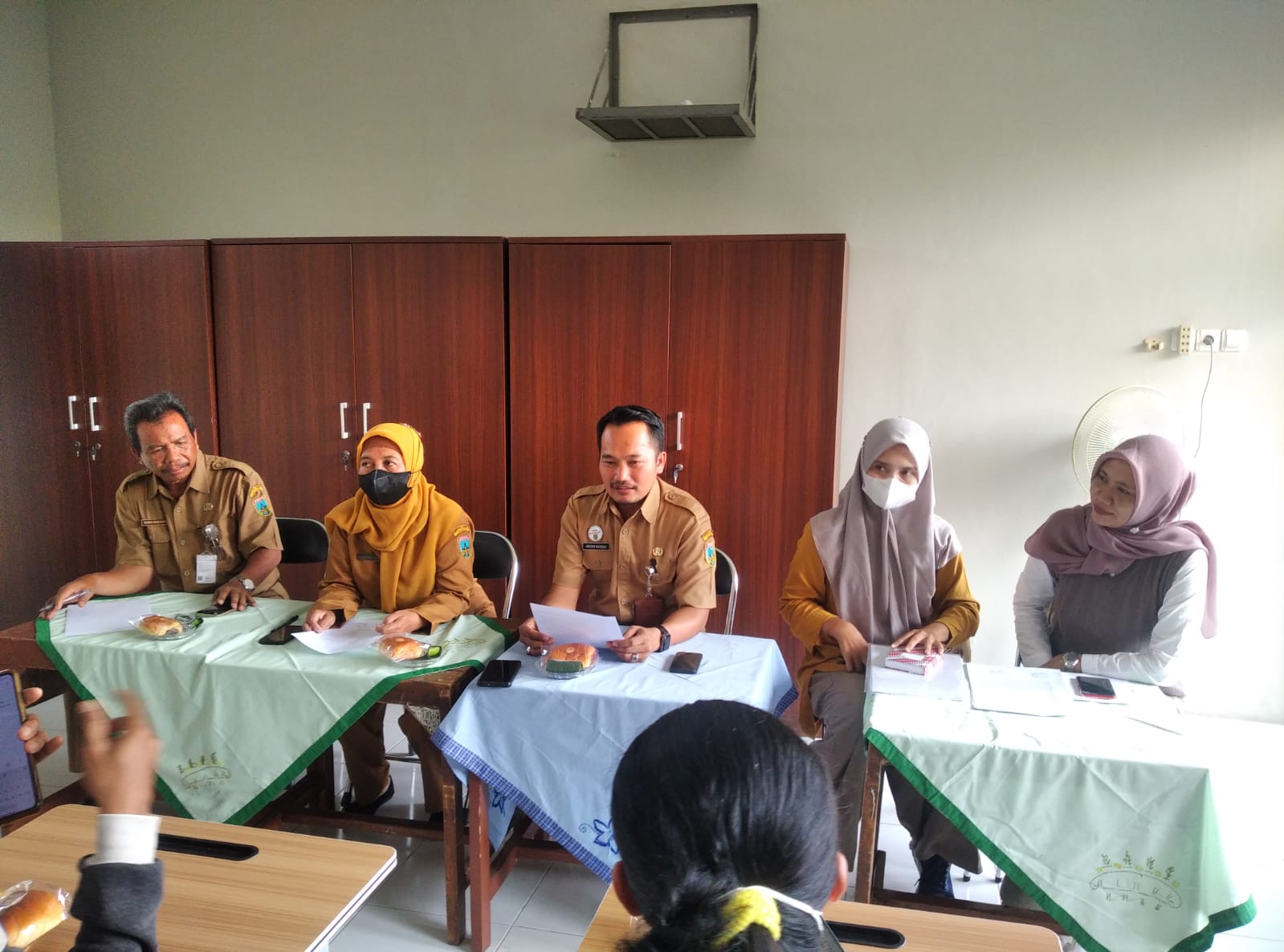 Kepala Sekolah SD 3 Demaan bersama Komite Sekolah, dan (tengah) Kepala Bidang Pendidikan Dasar Disdikpora