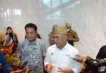 Menteri Koperasi dan UKM Teten Masduki bersama Achmad Budiharto selaku Deputi GM Corporate Communications PT Djarum Kudus