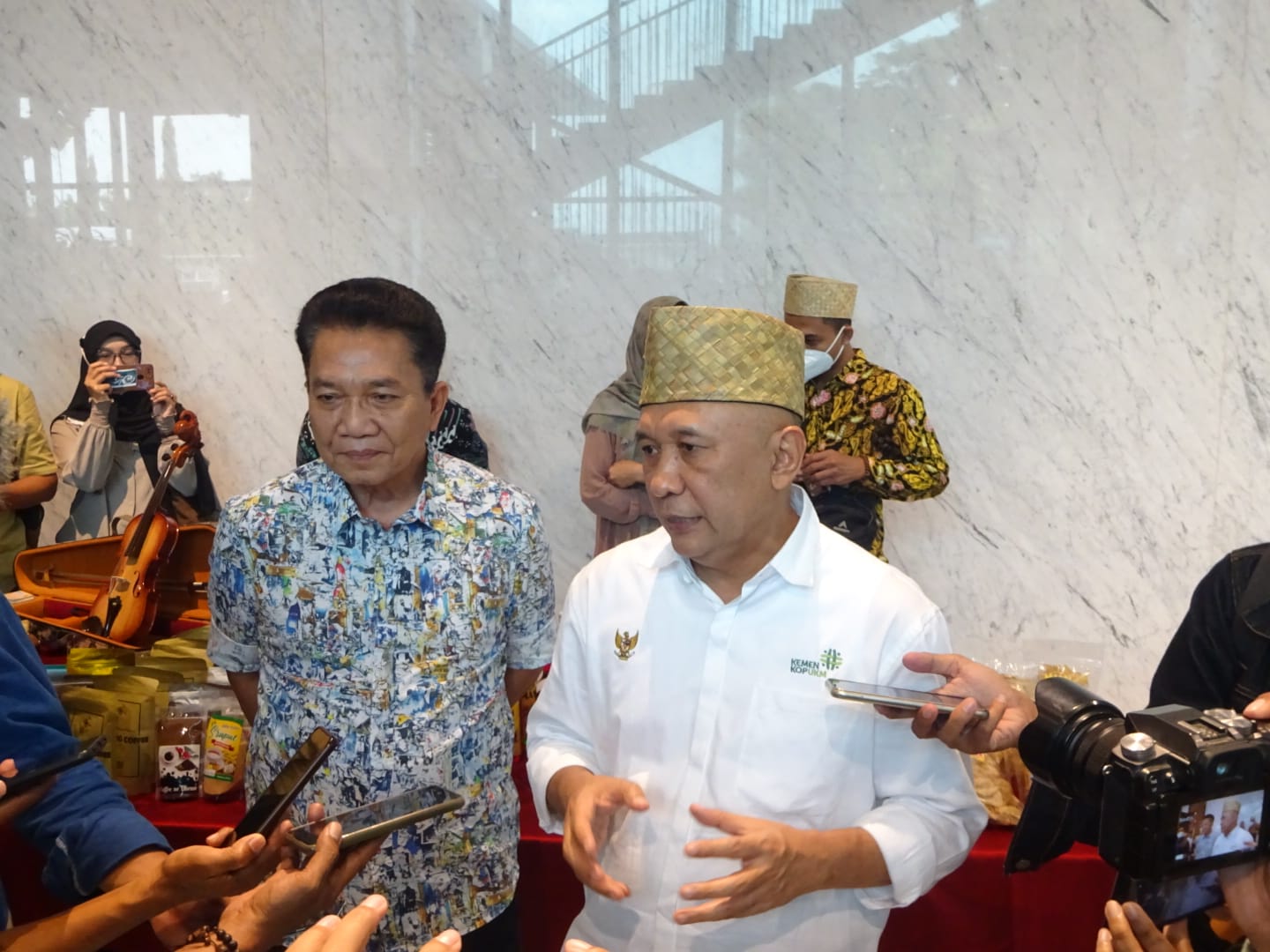 Menteri Koperasi dan UKM Teten Masduki bersama Achmad Budiharto selaku Deputi GM Corporate Communications PT Djarum Kudus