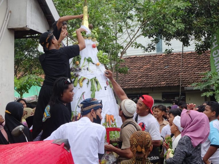 Ratusan Warga Wergu Wetan Kudus Meriahkan Kirab Budaya