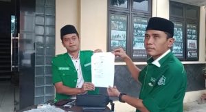 Ketua LBH Ansor Pati, Luqmanul Hakim (kanan) Ketua Cabang Gerakan Pemuda (GP) Ansor Pati, Syafiq Abdullah Muadz (kiri) saat di Polresta Pati, Senin (7/11/2022)