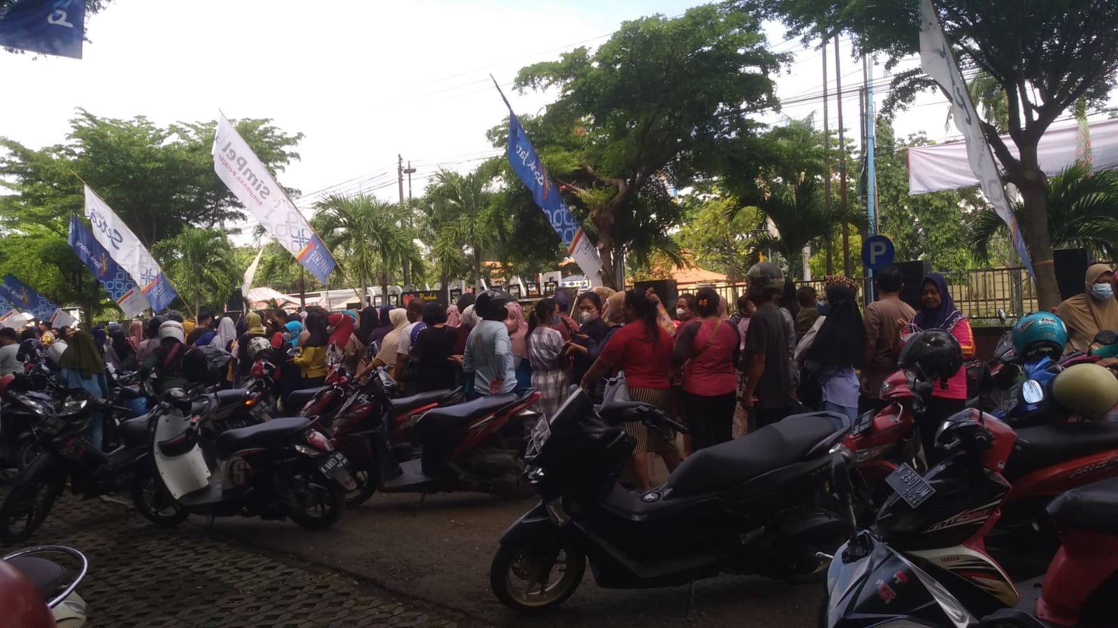 Tampak sejumlah masyarakat mengantre untuk mendapatkan paket sembako murah di Plaza Pragolo Pati, Selasa (8/11/2022)