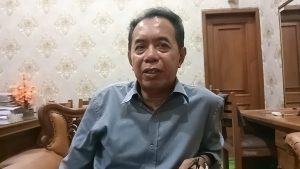 Wakil Ketua III DPRD Kabupaten Pati, Muhammadun, memberi perhatian disegelnya SD N 02 serta Balaidesa Dukuhseti, Rabu (9/11/2022)