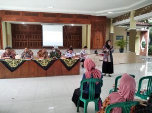 Kepala Disbudpar Kudus Mutrikah saat menjelaskan tentang relokasi Taman Menara kepada Pedagang Kaki Lima