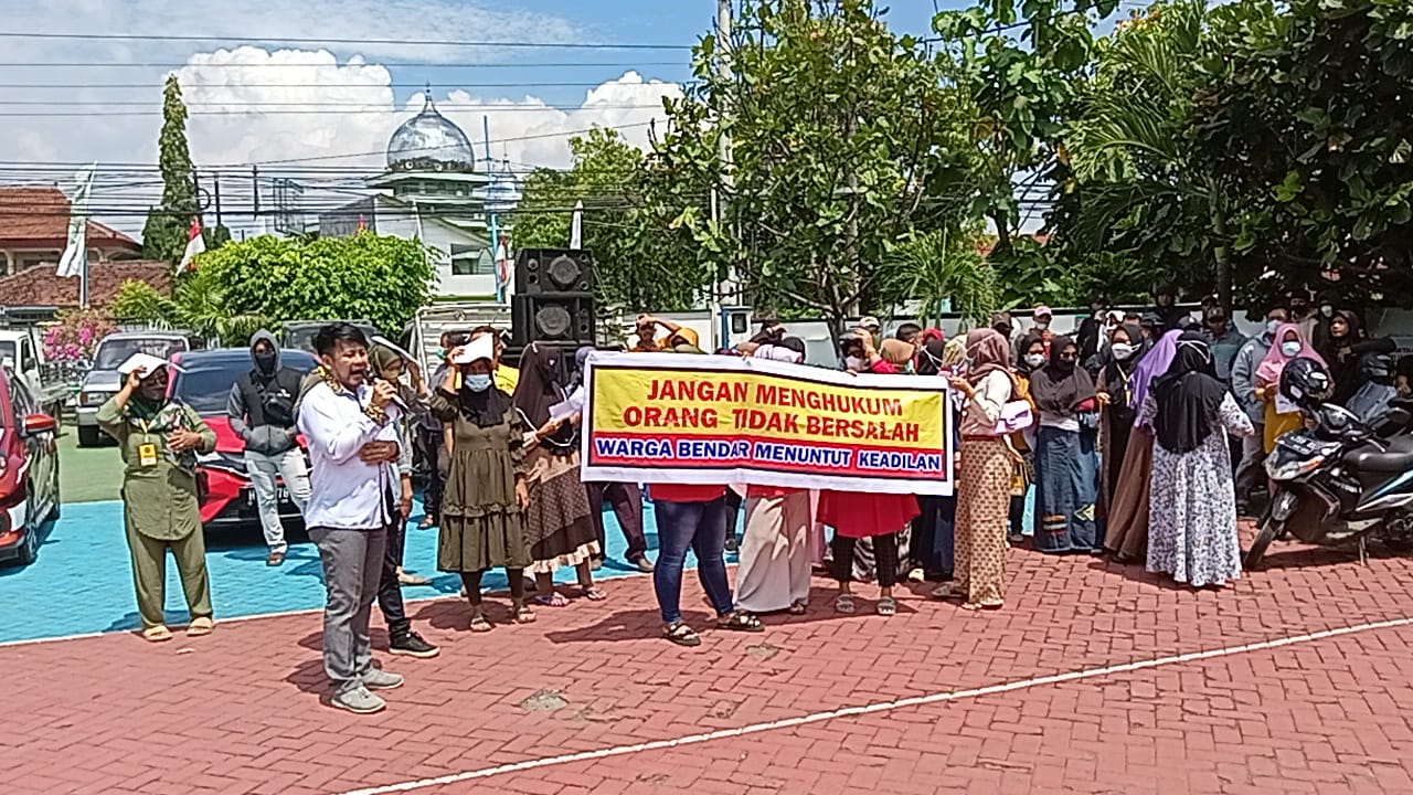 Koordinator aksi (kiri) Kristoni beserta puluhan massa membawa spanduk yang bertuliskan "Jangan Menghukum orang tidak Bersalah Warga Bendar Menuntut Keadilan" di depan PN Pati, Kamis (10/11/2022)