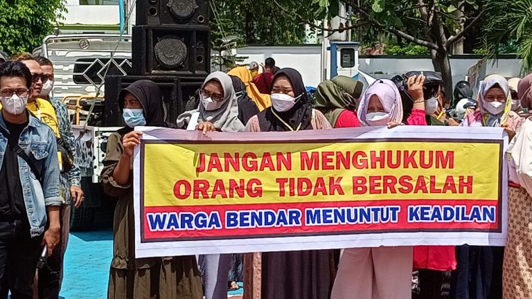 Puluhan Massa Datangi PN Pati, Minta RH Dibebaskan