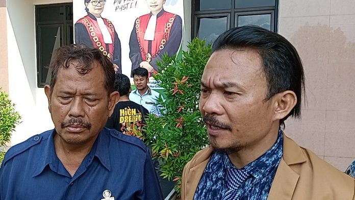 Penasehat Hukum RH, Esera Gulo (kanan) Penasehat Hukum RH, Esera Gulo (kanan)