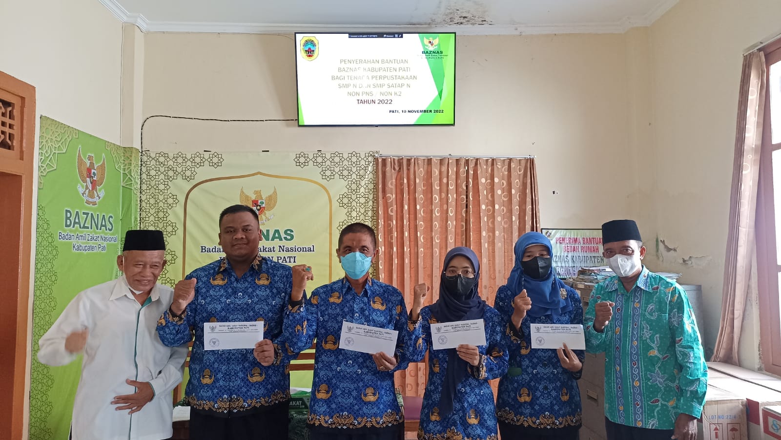 Foto bersama pengurus Baznas Pati dan Tenaga Perpustakaan penerima bantuan