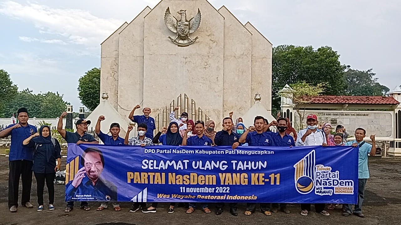 Foto bersama DPD Pati Nasedem setelah lakukan ziarah ke makam pahlawan di desa Puri