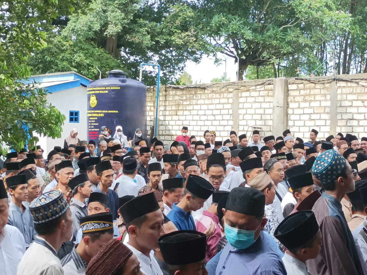 Sejumlah tokoh beserta ribuan orang ikut serta mengiringi pemakaman Nyai Hj Nafisah Sahal Mahfudh ke peristirahatan terakhirnya di kompleks Ma'had Aly Maslakul Huda, Kajen, Jumat (11/11/2022)