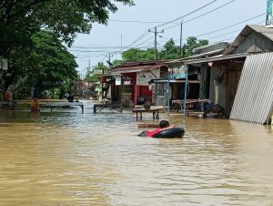 Banjir di Pasar Seleko, Glonggong Jln Jakenan-Gabus tak Bisa dilewati kendaraan